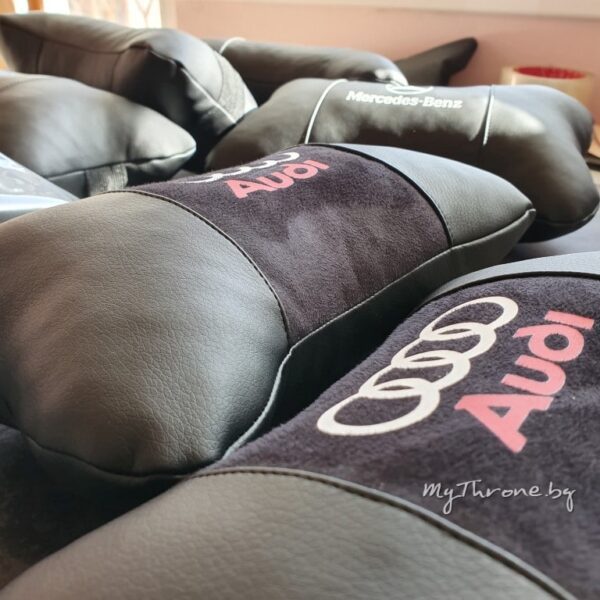 Audi® лого + надпис - Възглавничка за комфорт и правилна стойка + цветове