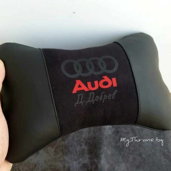 Audi® лого + надпис - Възглавничка за комфорт и правилна стойка + цветове