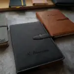 Луксозен кожен тефтер - персонализиран и с лазерно гравиран